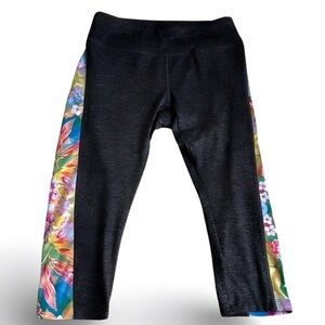 Blooming Elegance: LulaRoe Floral 3/4 Leggings, Your Wardrobe's Perfect Petal‎